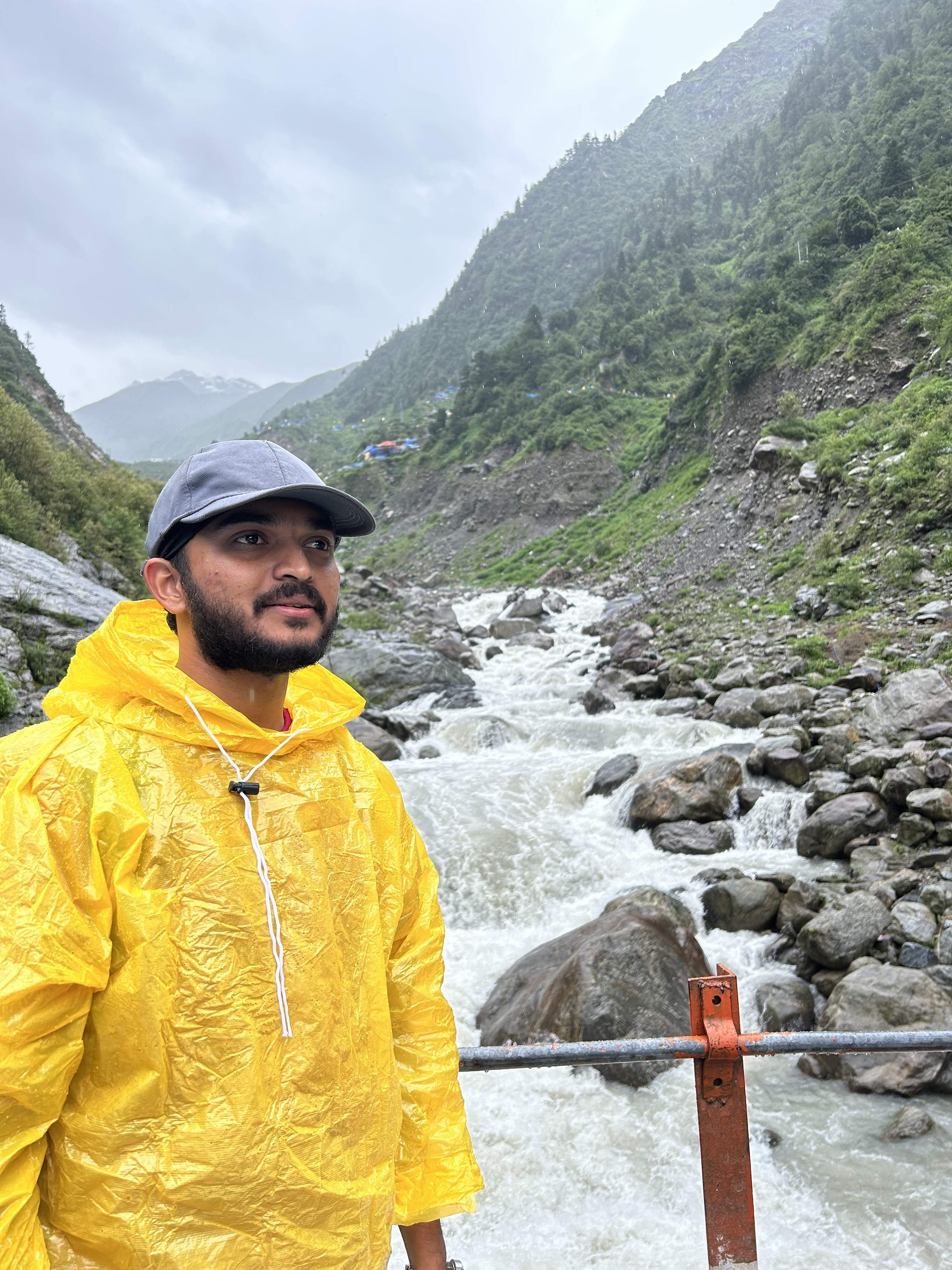Breathtaking view of Himalayan peaks during the Kedarnath trek